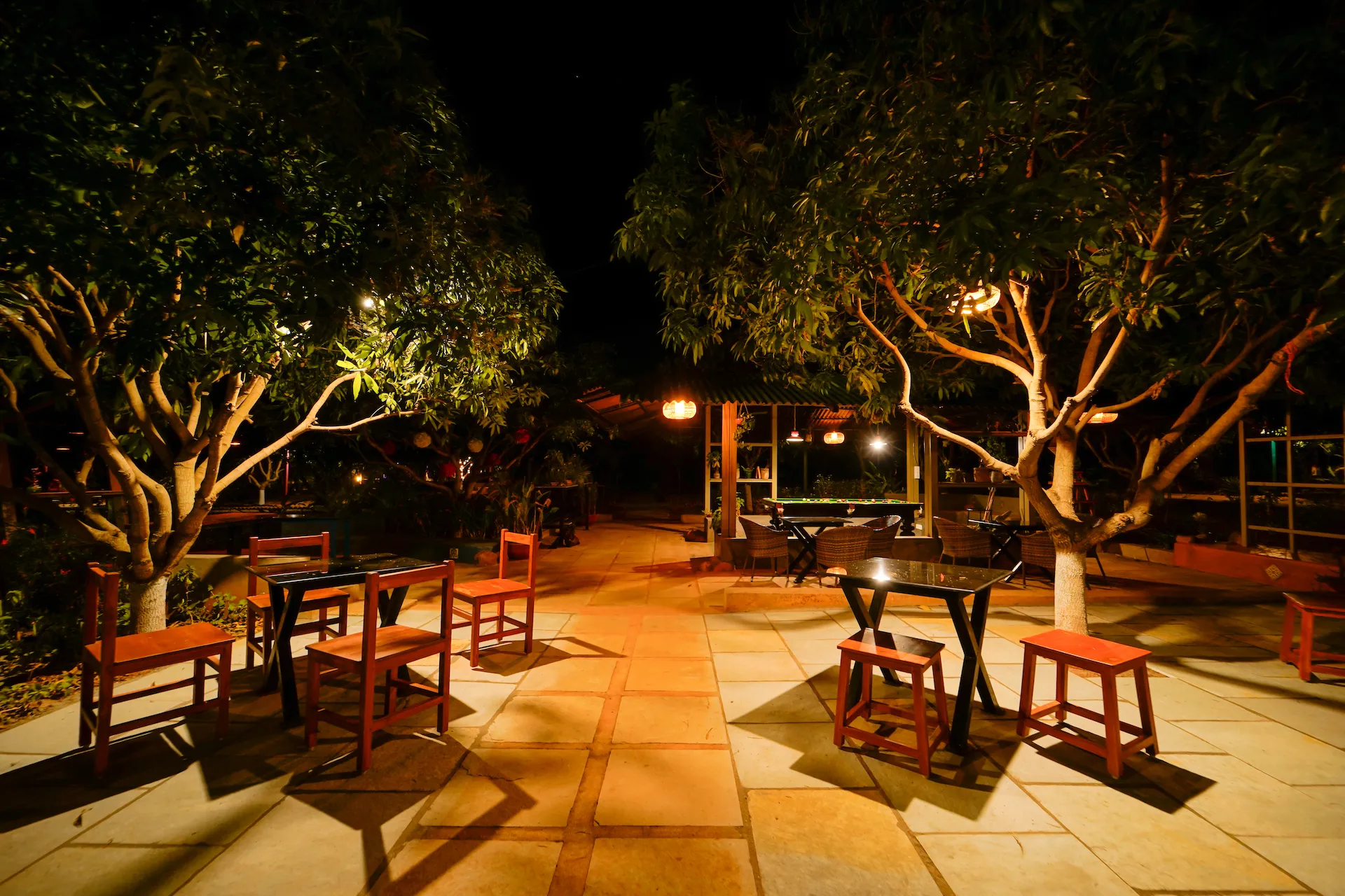 restaurant-outdoor-seating-night